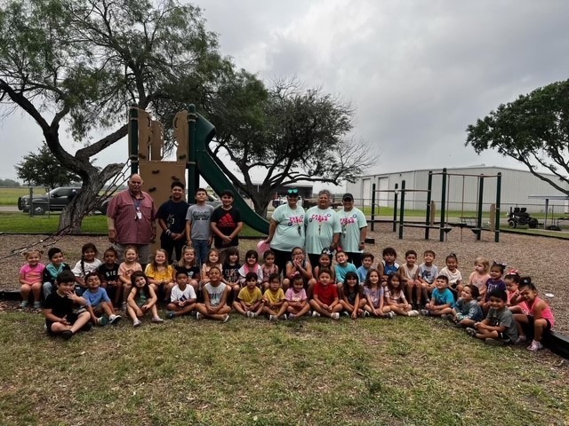 Coach Artie and his student flag delegation consisting of Omar Reyes, Luis Lugo, and Ryan Ramos assisted our Lil’ Seahawk Pre-K students in their play day on Friday, May 12th.  Our De La Paz MS student delegation also served the Pre-K students during their meal time.  Thank you Coach Artie for providing a great meal and to our DLPMS students for being such great hosts to our Lil’ Seahawks!